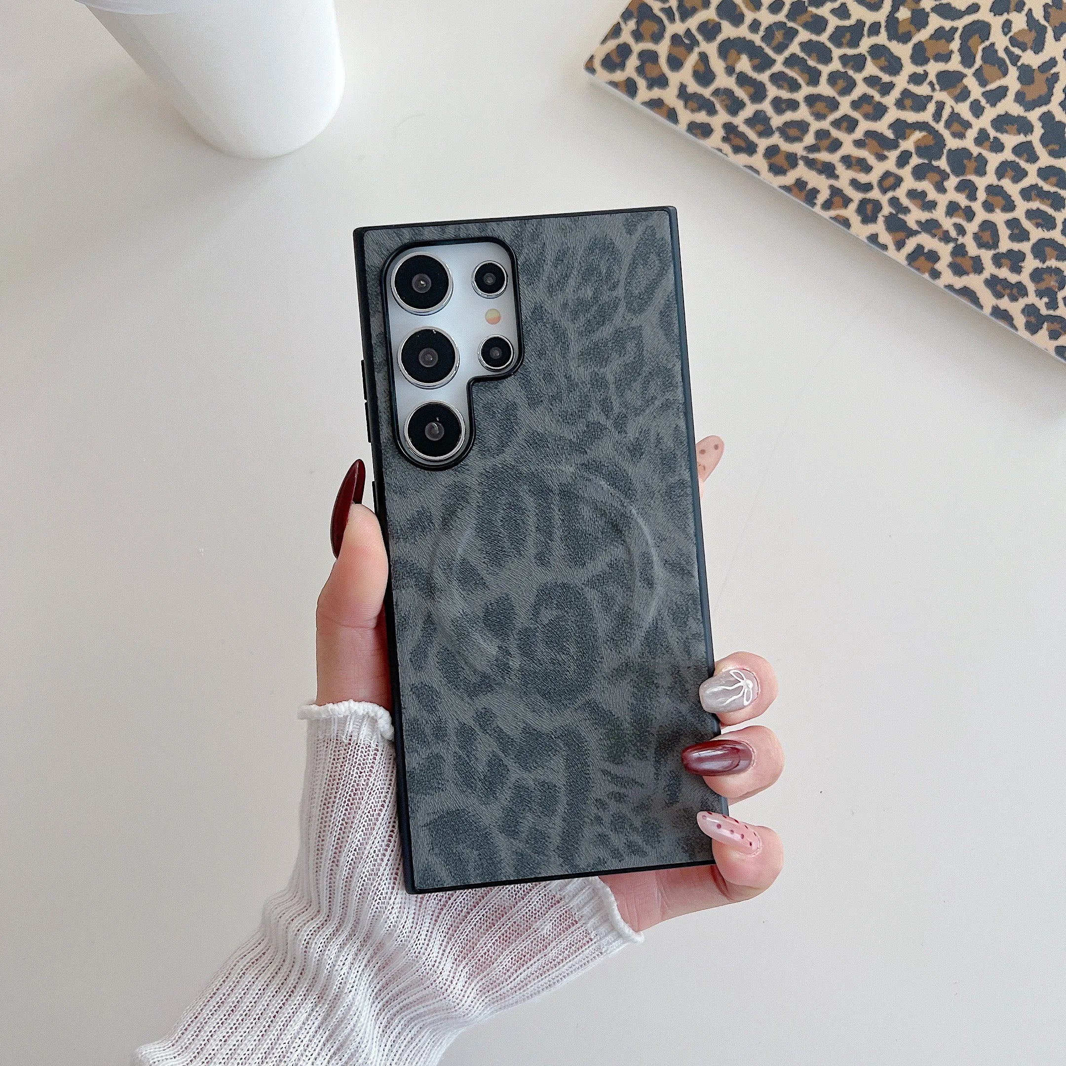 Leoparden Magnet Hülle mit MagSafe Funktion