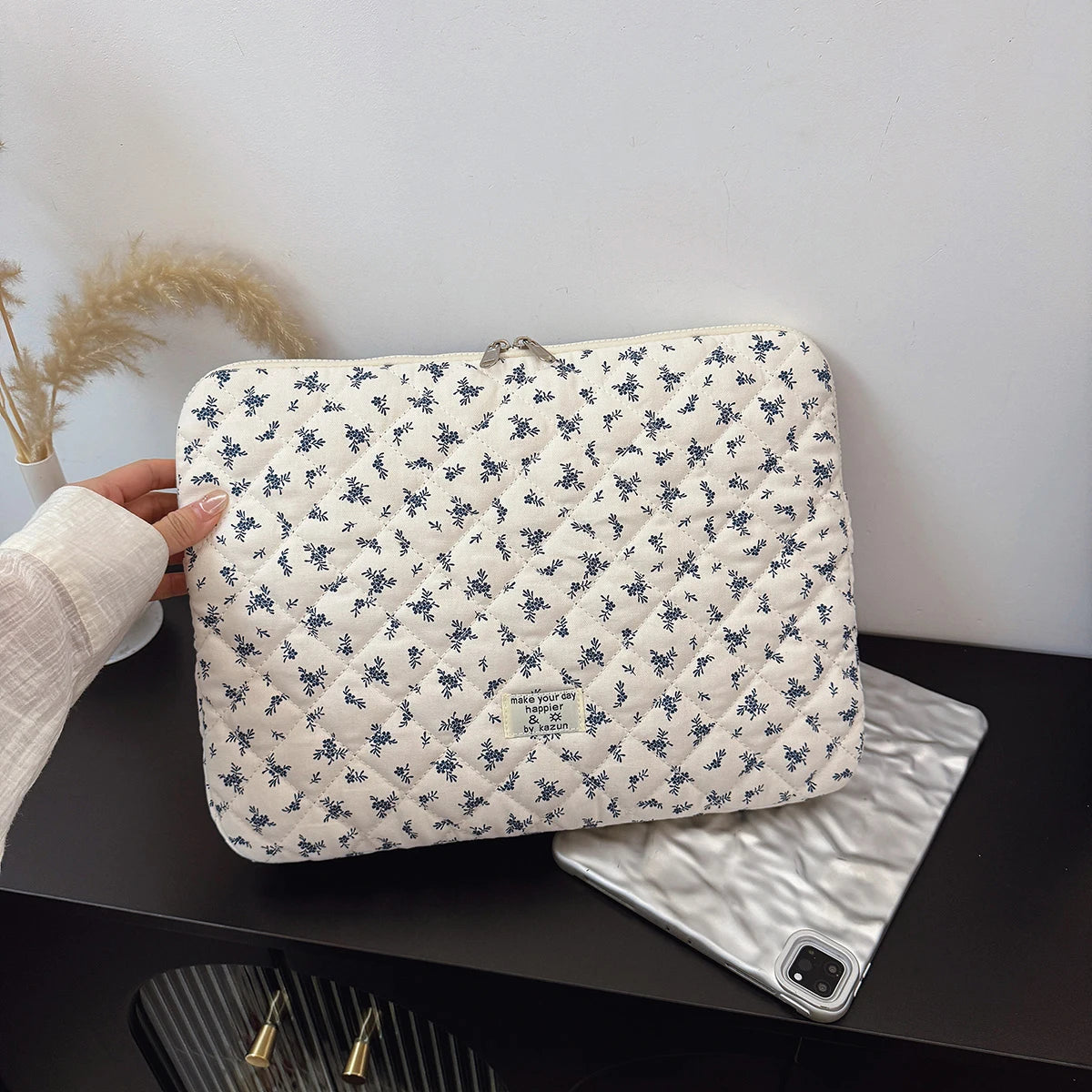 Gesteppte Laptoptasche mit Blumendruck