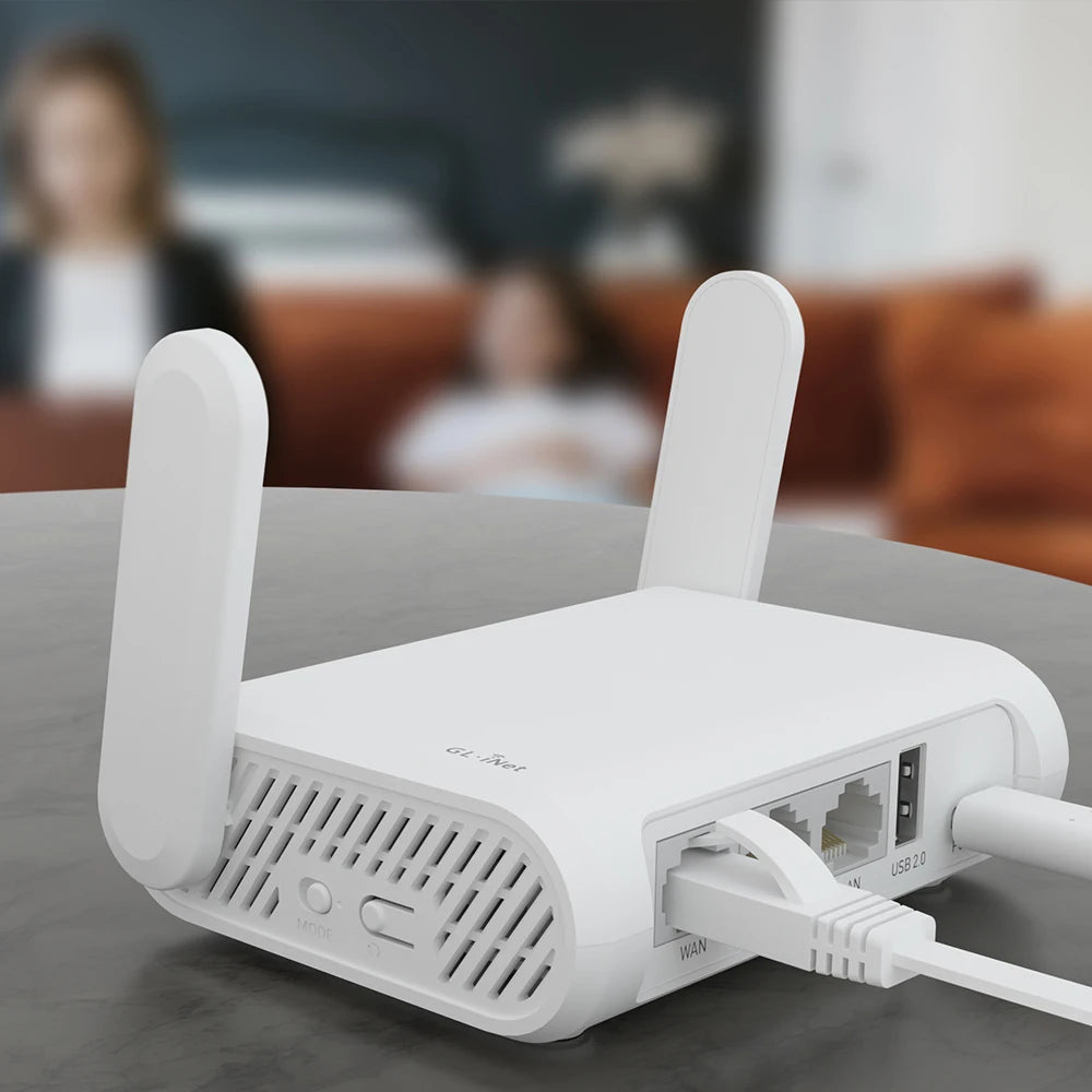 Compact dual-band Gigabit travel Wi-Fi router