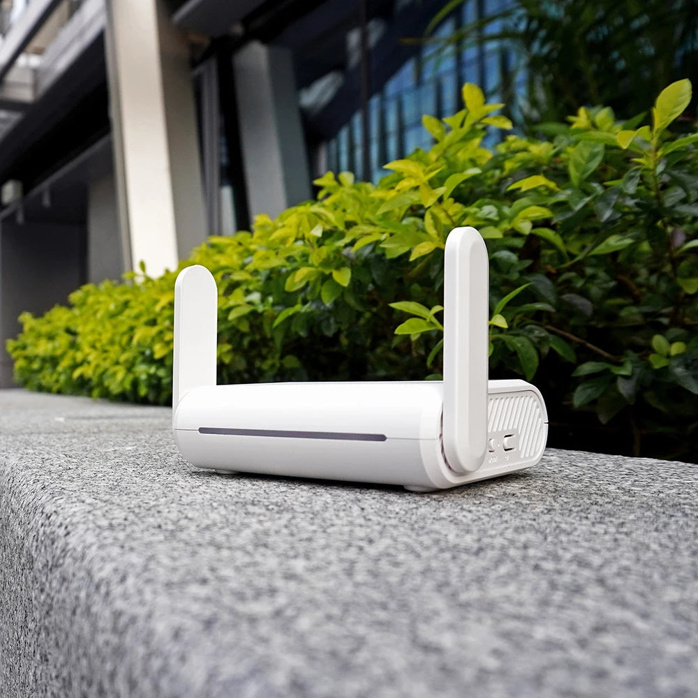 Compact dual-band Gigabit travel Wi-Fi router