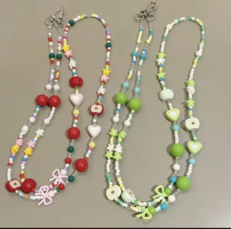 Langes bonbonfarbenes Handyband mit Cartoon-Motiv