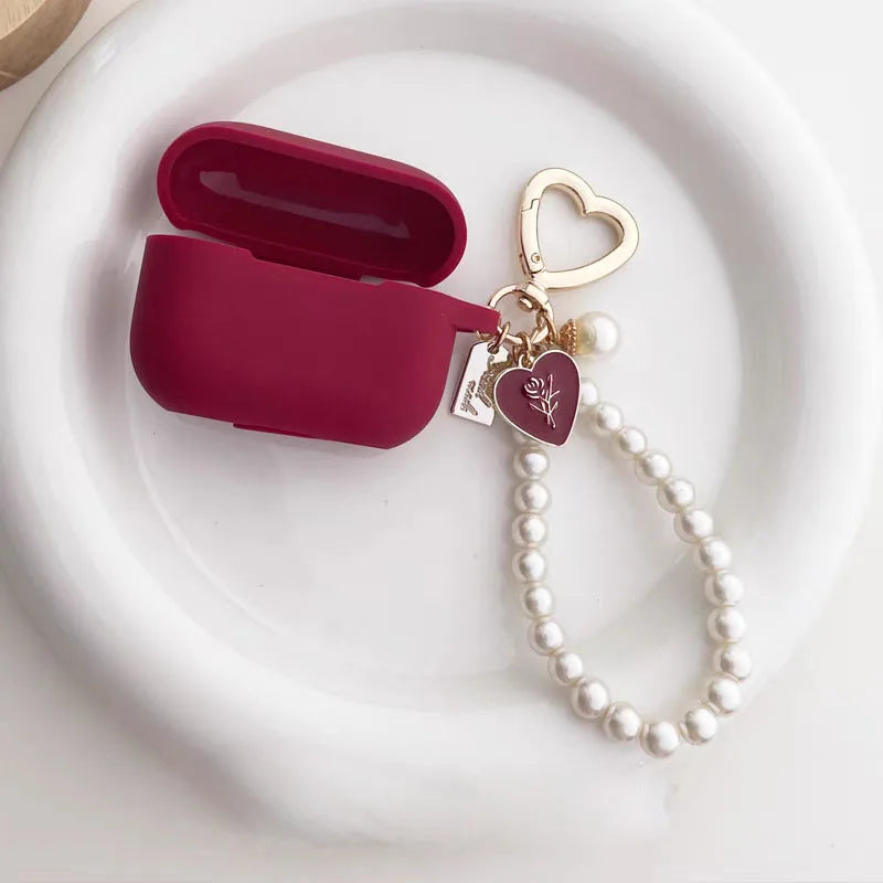 Weinrote Silikonhülle mit Rosenanhänger für AirPods